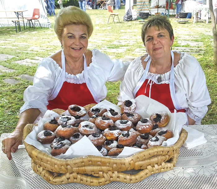 Шарлотта Чізмар (праворуч) та власниця садиби в селі Боржава Валерія Гал